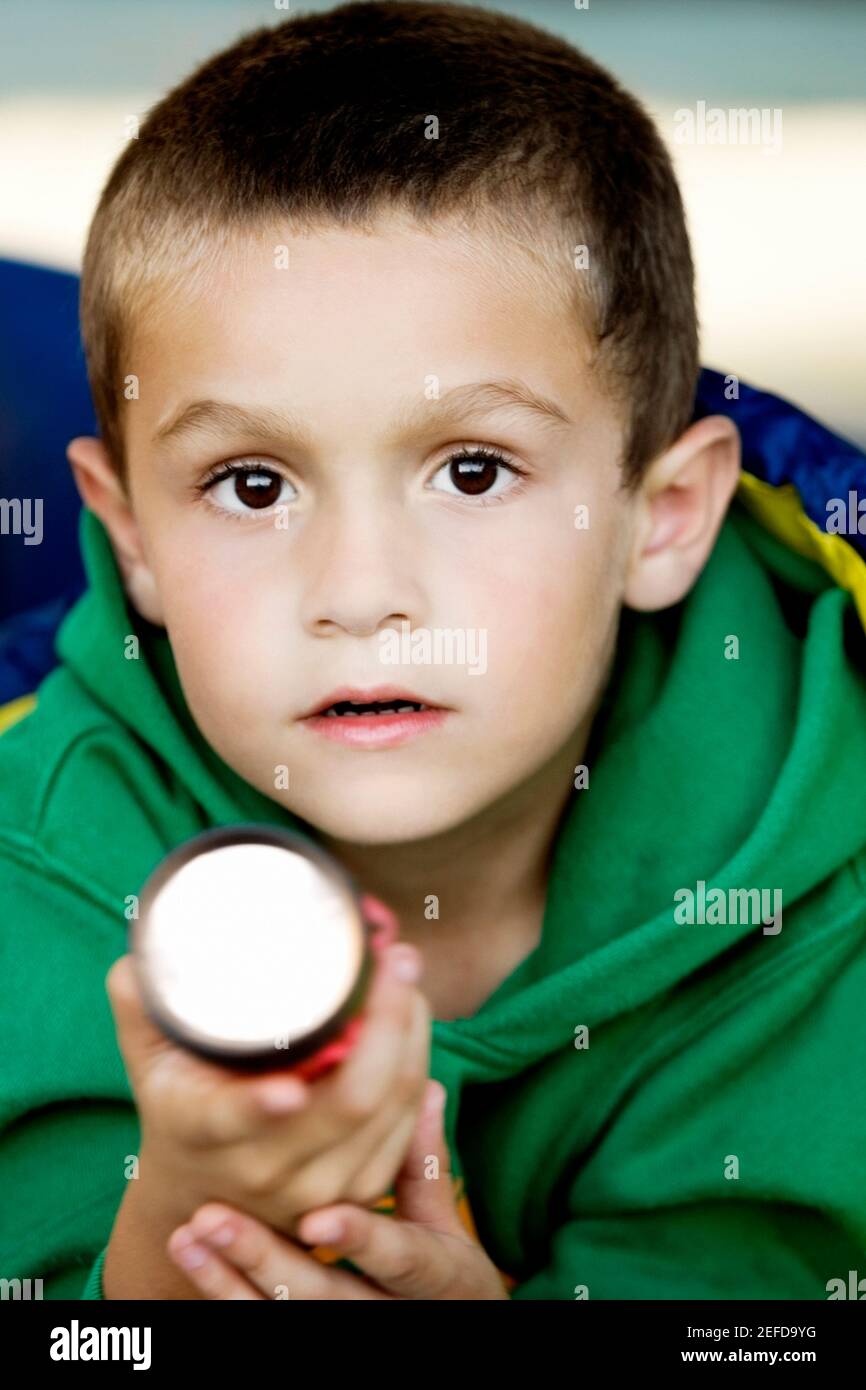 Porträt eines Jungen mit einer Taschenlampe Stockfoto