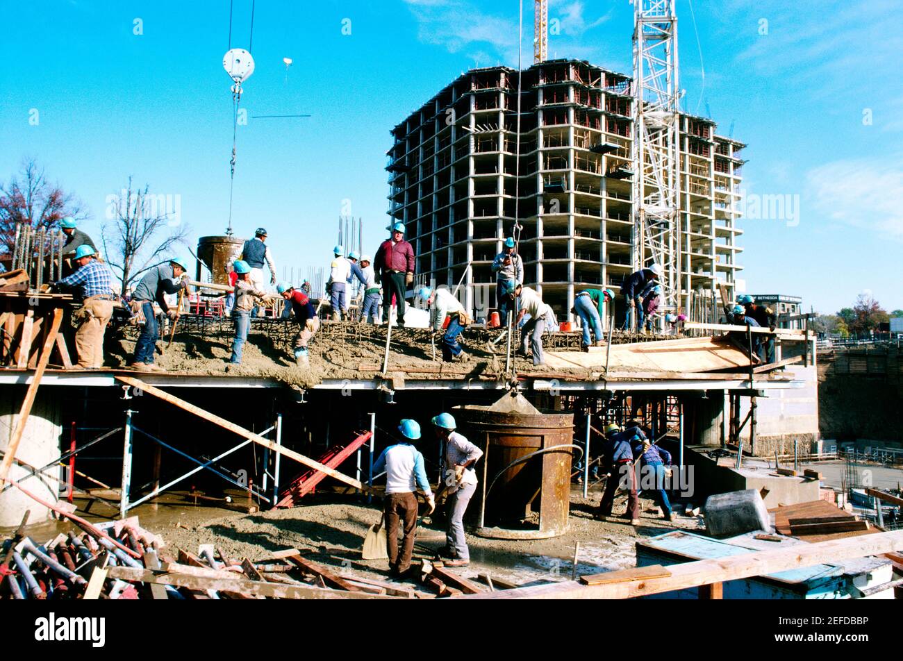 Arbeiter gießen Zement in neues Bürogebäude in Bethesda, Maryland Stockfoto