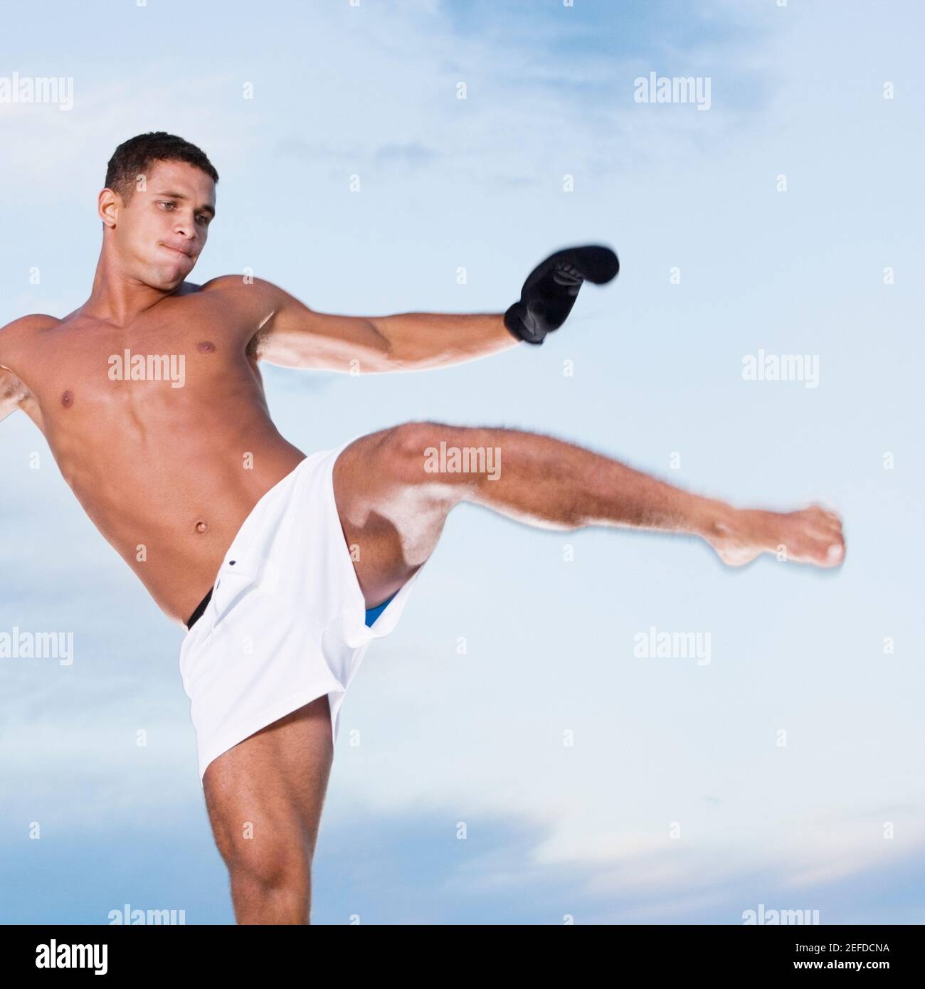 Low-Angle-Ansicht eines jungen Mannes treten Stockfoto