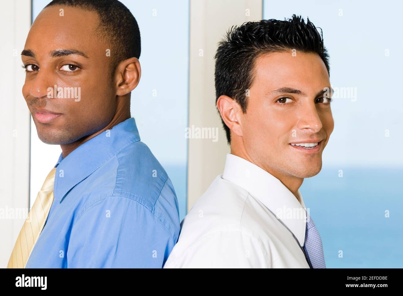 Seitenprofil von zwei Geschäftsleuten Rücken an Rücken Stockfoto