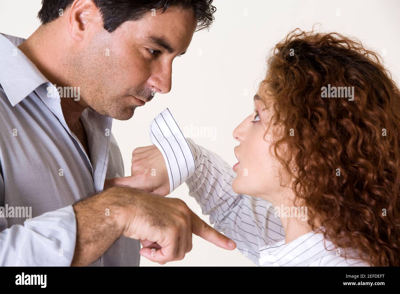 Seitenprofil eines mittleren Erwachsenen und eines Jungen Frau streitet Stockfoto