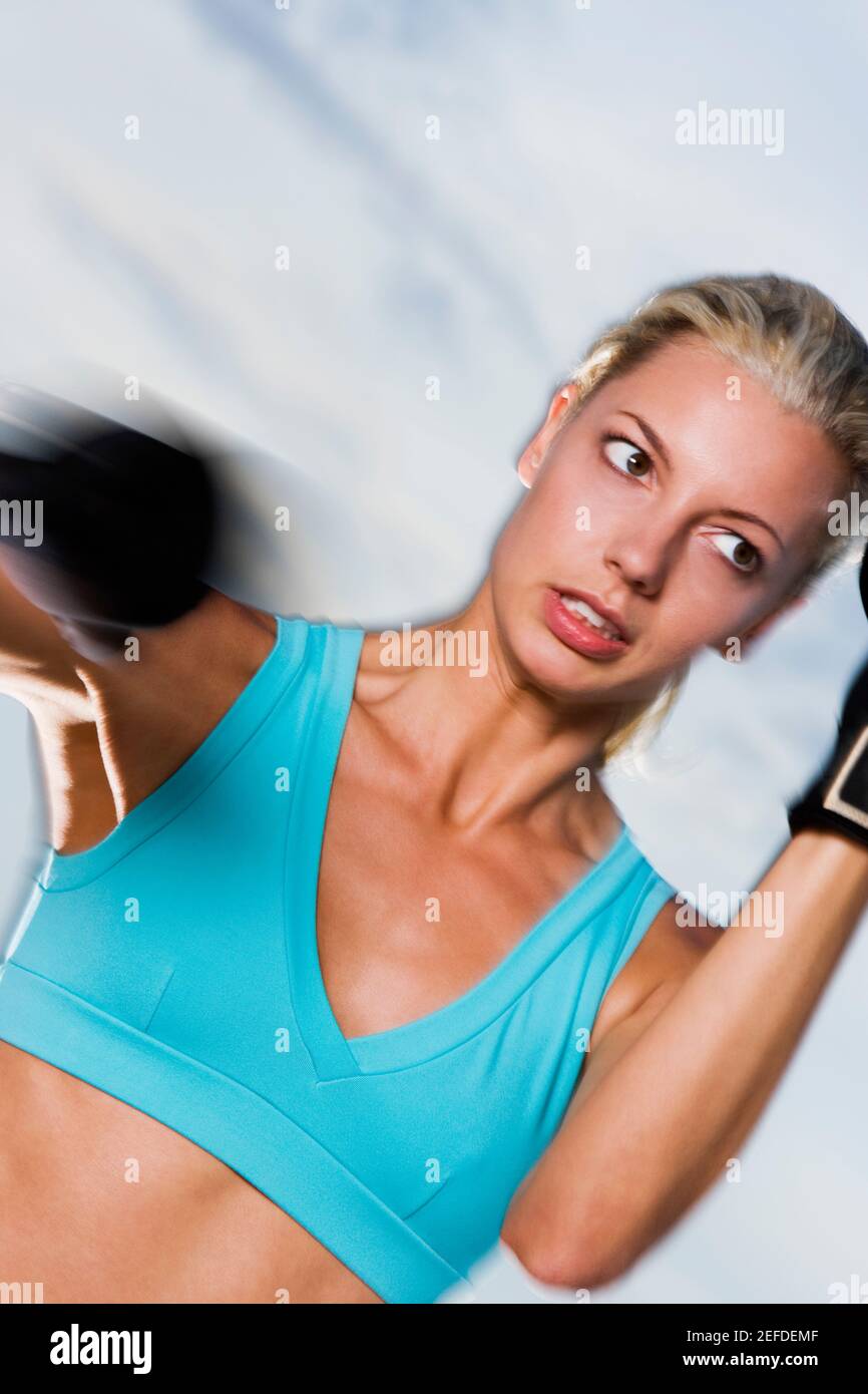 Nahaufnahme einer jungen Frau beim Boxen Stockfoto