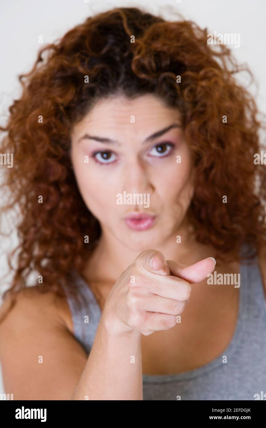 Porträt einer jungen Frau zeigen nach vorn Stockfoto