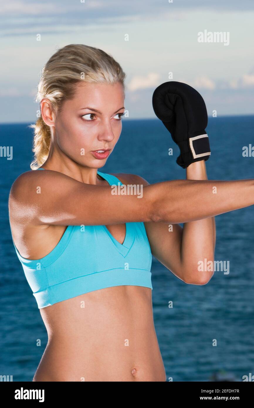 Nahaufnahme einer jungen Frau beim Boxen Stockfoto