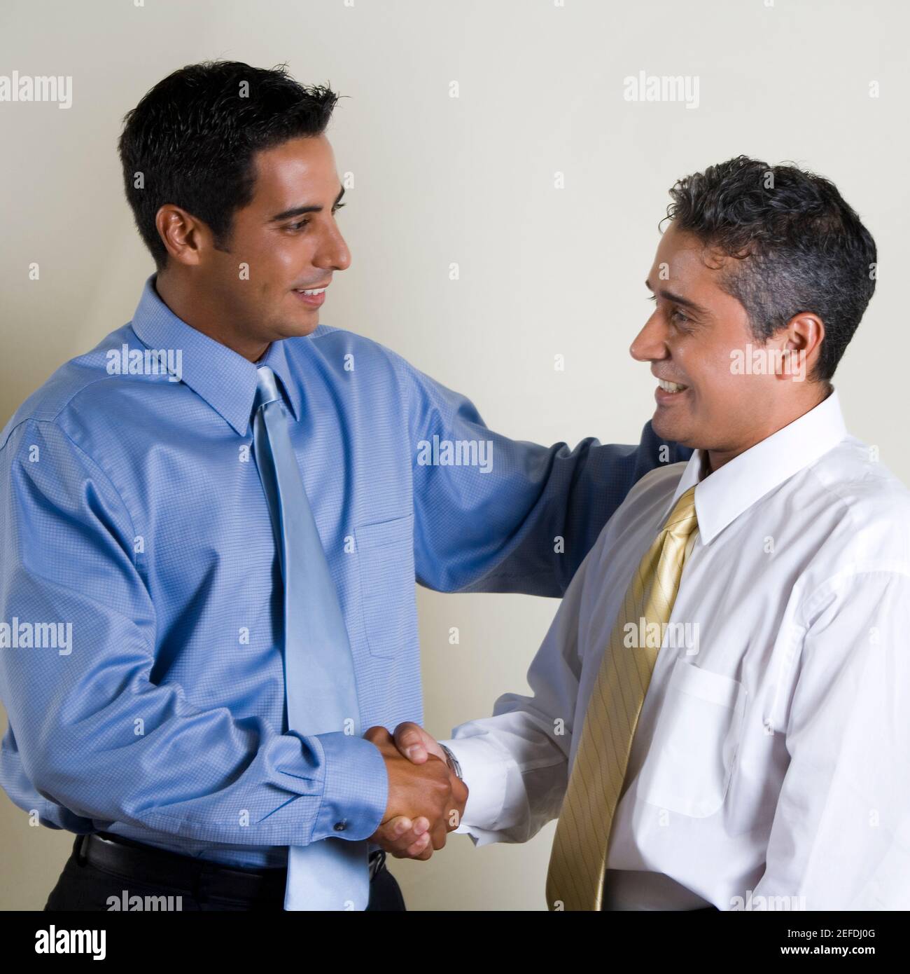 Zwei Geschäftsleute Händeschütteln Stockfoto