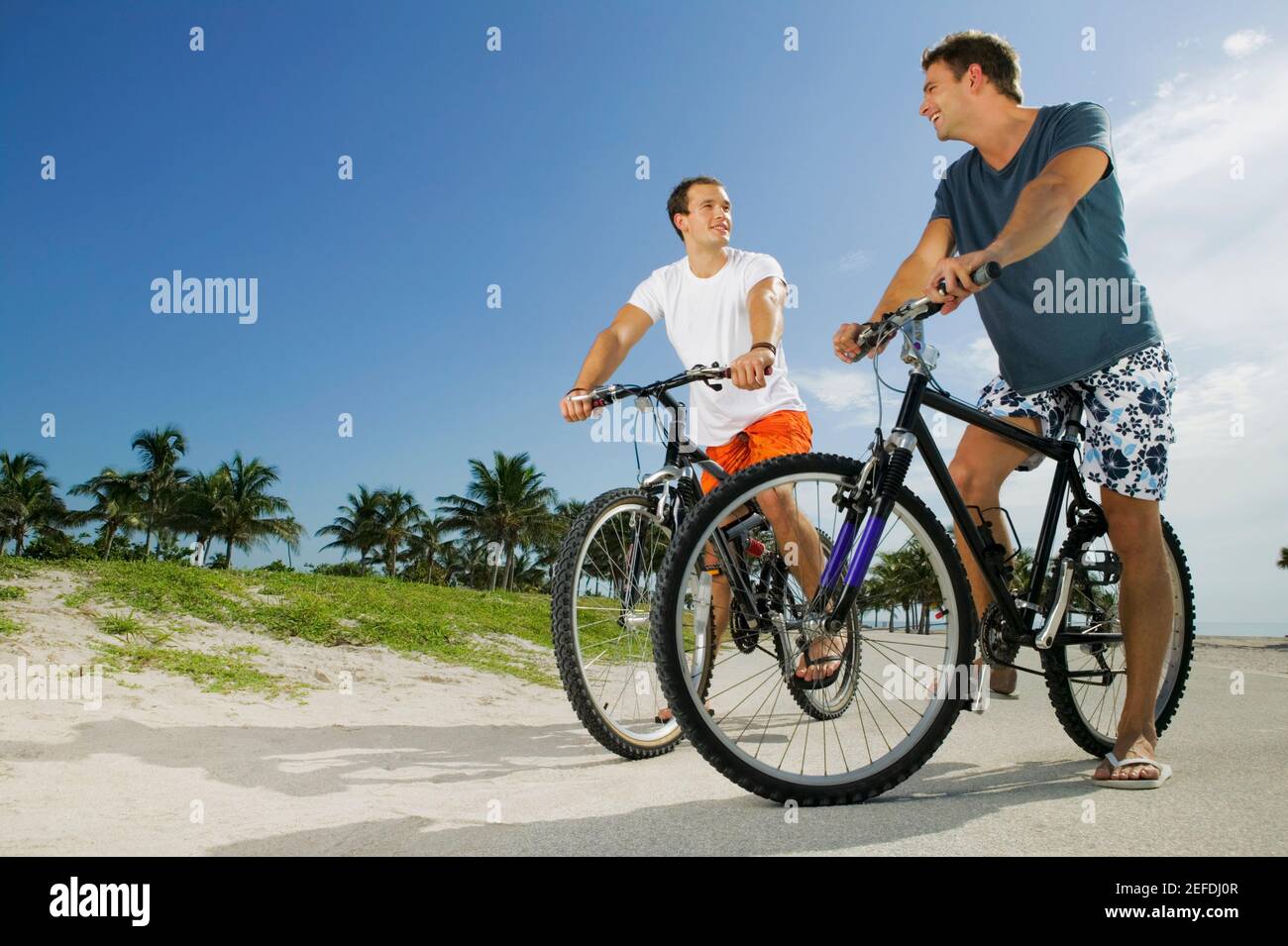Low-Angle-Ansicht von zwei jungen Männern auf Fahrrädern Stockfoto