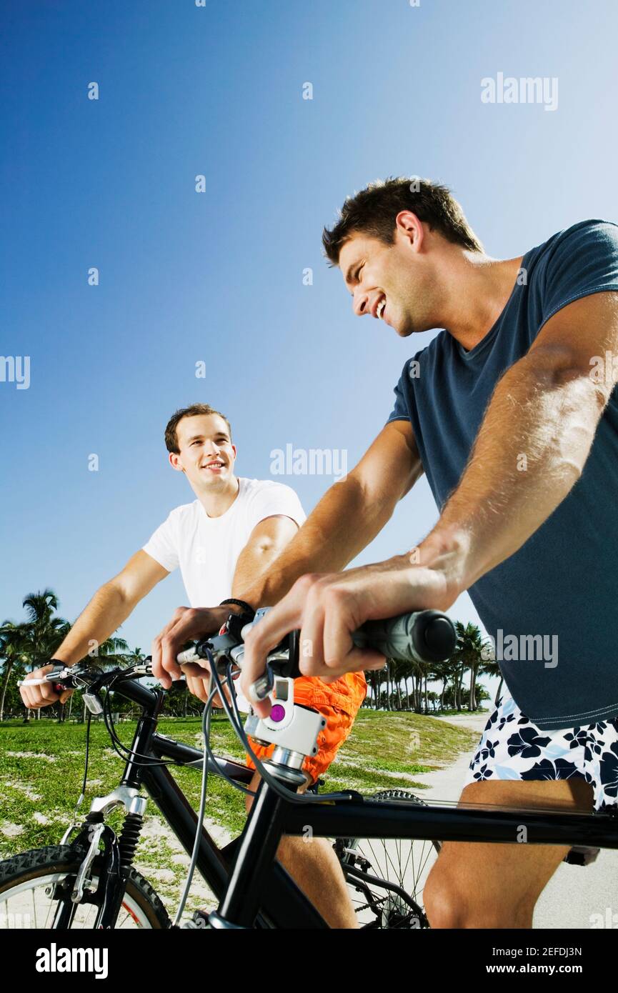 Low-Angle-Ansicht von zwei jungen Männern auf Fahrrädern Stockfoto