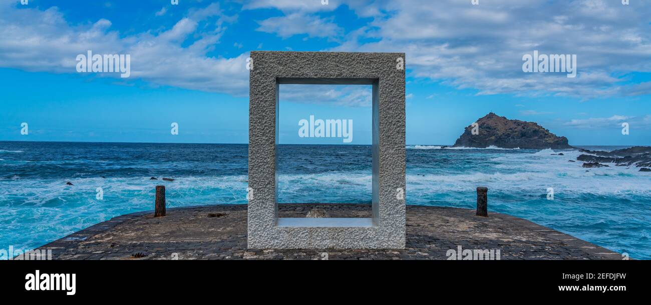 Die Tensei Tenmoku Skulptur, gemacht von Kan Yasuda, in Garachico bei stürmischem Wetter, Teneriffa, Spanien Stockfoto