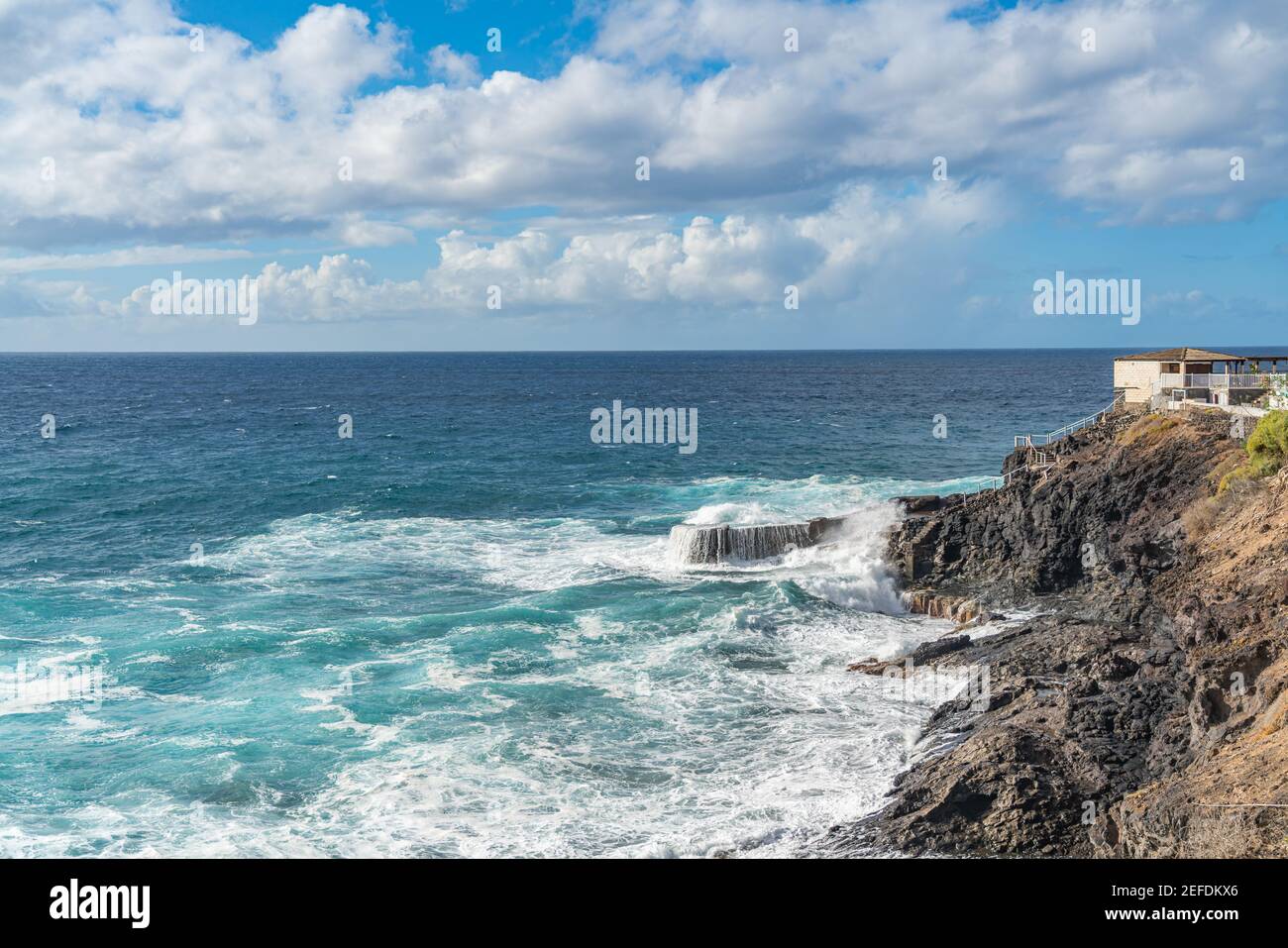 Ein gewaltiger Sturm im Atlantik in einer Bucht an der Küste Teneriffas. Kanarische Inseln, Spanien Stockfoto