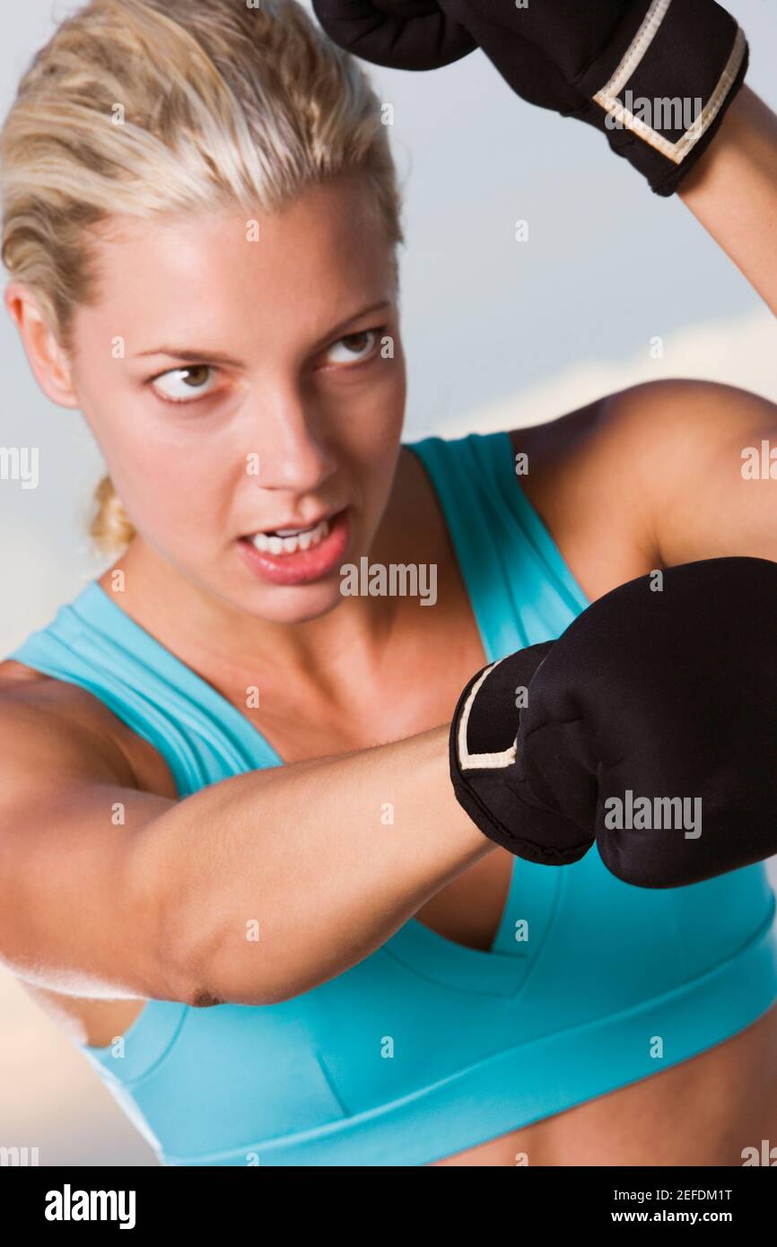 Nahaufnahme einer jungen Frau beim Boxen Stockfoto
