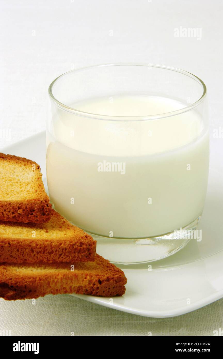 Nahaufnahme eines Glases Milch und Toast Stockfoto