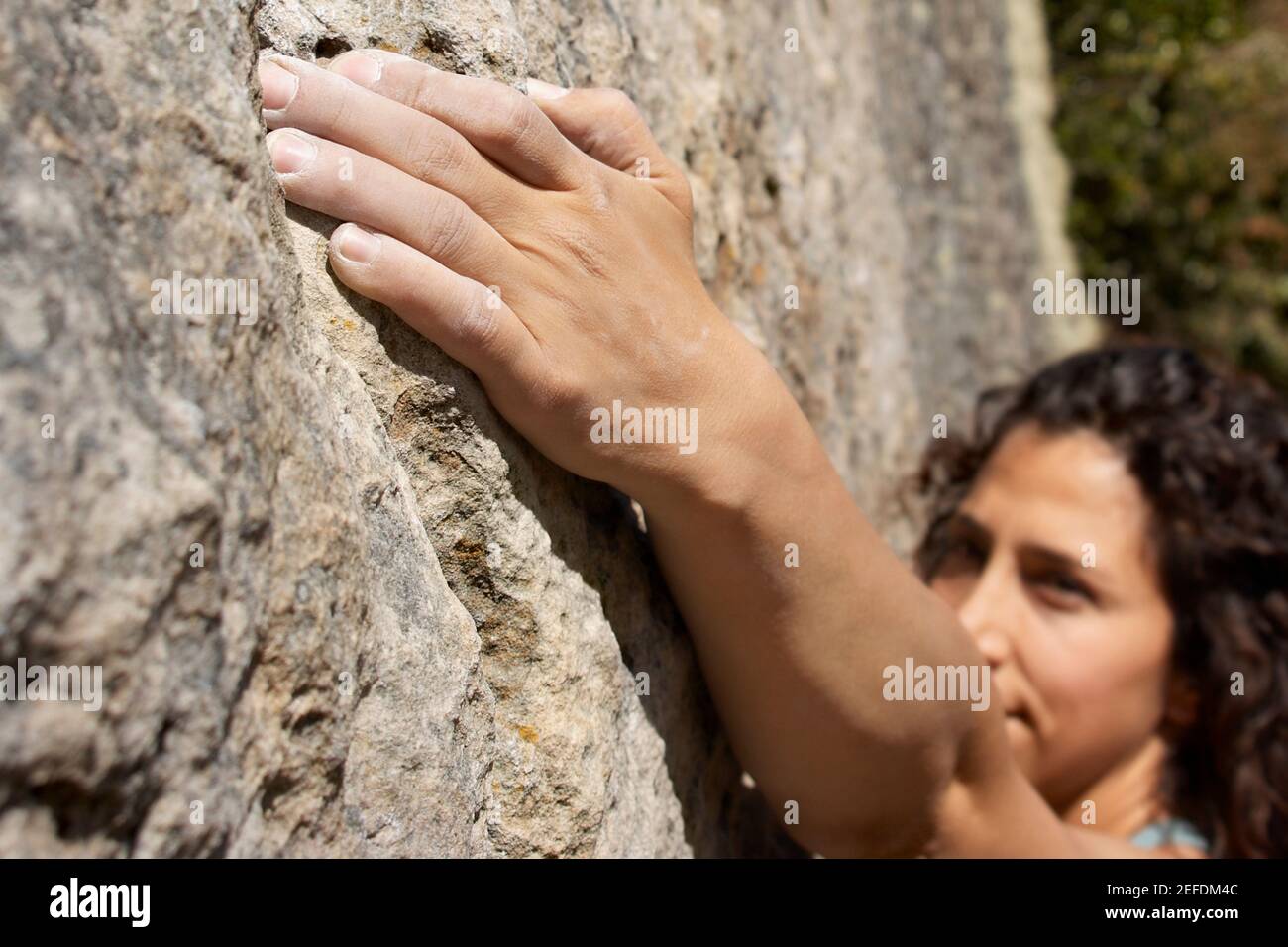 High-Angle-Ansicht einer weiblichen Klettererin, die eine bestieg Felswand Stockfoto