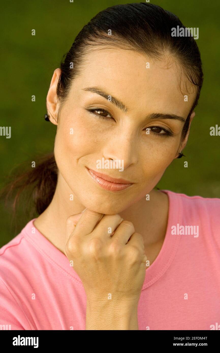 Porträt einer Mitte Erwachsene Frau mit der Hand am Kinn Stockfoto