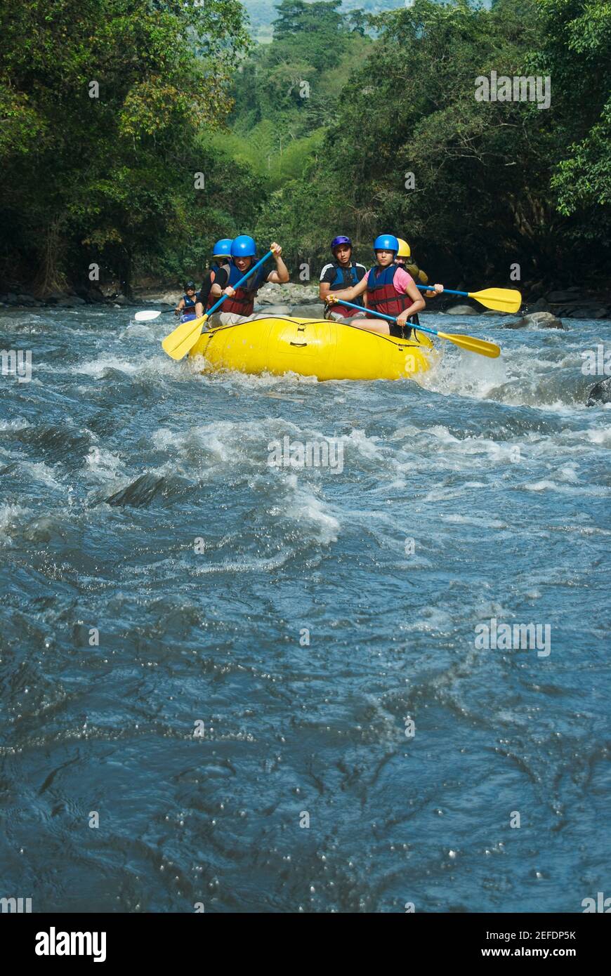 Fünf Personen Rafting in einem Fluss Stockfoto