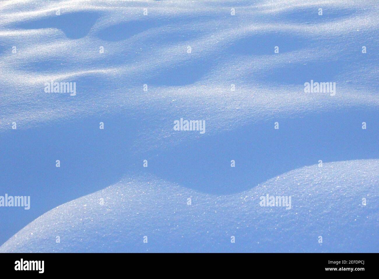 Schneefeld und Schnee im Sonnenlicht im Winter, abstraktes Hintergrundbild Stockfoto