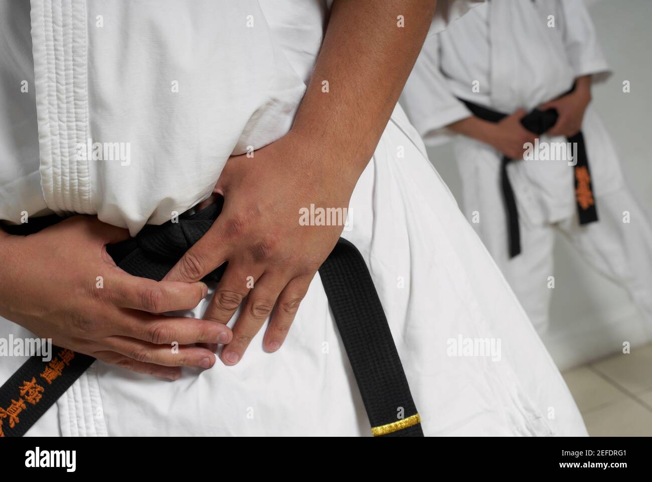 Mittlere Ansicht eines Mannes mit Karate-Uniform Stockfoto