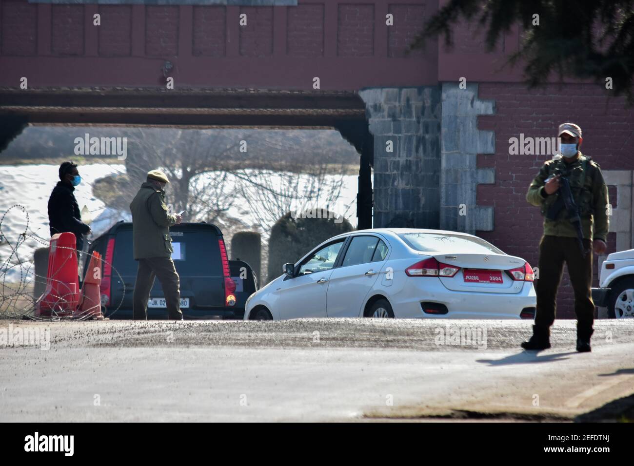 Srinagar, Indien. Februar 2021, 17th. Mitglieder einer Delegation der Europäischen Union werden während der Schließung in ein Hotel transportiert.EINE Delegation von Gesandten der Europäischen Union in Indien kam zu einem zweitägigen Besuch in Jammu und Kaschmir nach Srinagar, um die Situation nach der Abschaffung ihres Sonderstatus im Jahr 2019 zu bewerten, sagten Beamte. Unterdessen beobachteten Teile von Srinagar eine Abschaltung, um die Ankunft der Delegation der Gesandten nach Jammu und Kaschmir zu markieren. Kredit: SOPA Images Limited/Alamy Live Nachrichten Stockfoto