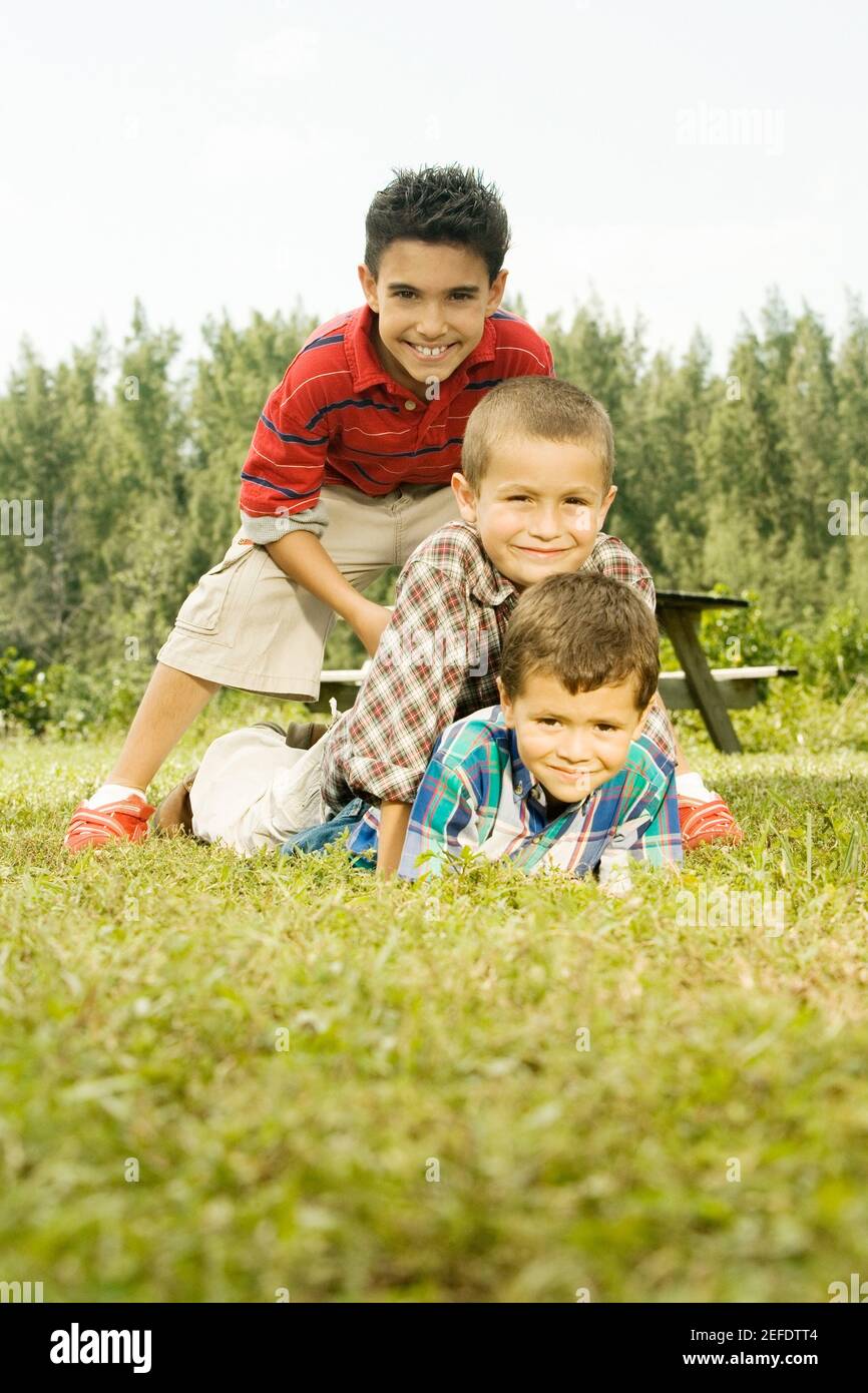 Porträt von drei Jungen im Garten Stockfoto