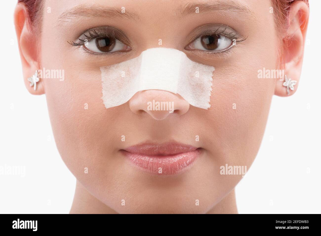 Nahaufnahme einer Patientin mit einem klebenden Verband Ihre Nase Stockfoto