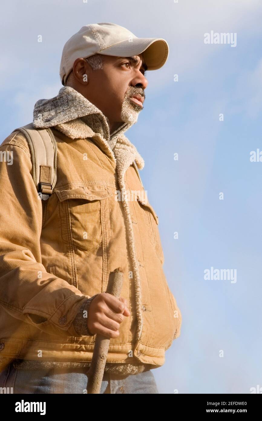 Nahaufnahme eines reifen Mannes beim Wandern Stockfoto