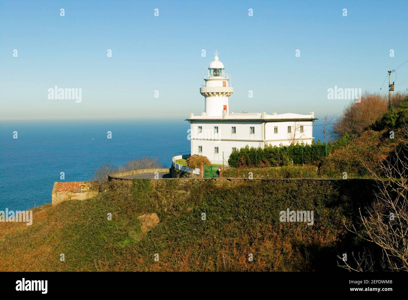 Hochwinkelansicht eines Leuchthauses an der Küste, Spanien Stockfoto
