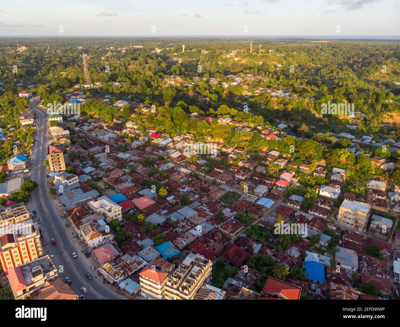 Luftdrohne Aufnahme von Choke Choke City, einer Hauptstadt der Insel Pemba, Zanzibar Archipel. Stadt in einem Flussdelta bei Sonnenuntergang Stockfoto