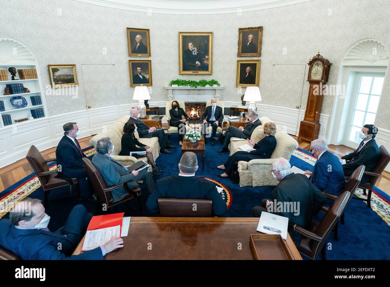 Präsident Joe Biden und Vizepräsident Kamala Harris treffen sich mit demokratischen Senatoren Mittwoch, 3. Februar 2021, im Oval Office des Weißen Hauses. Stockfoto