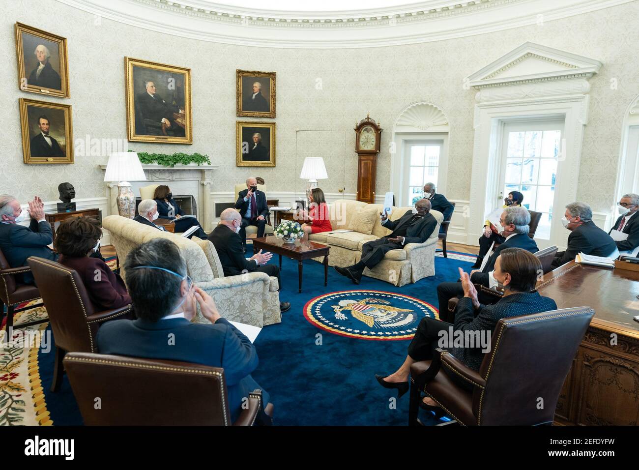 Präsident Joe Biden und Vizepräsident Kamala Harris treffen sich am Freitag, den 5. Februar 2021, im Oval Office des Weißen Hauses mit den Demokraten im Haus. Stockfoto