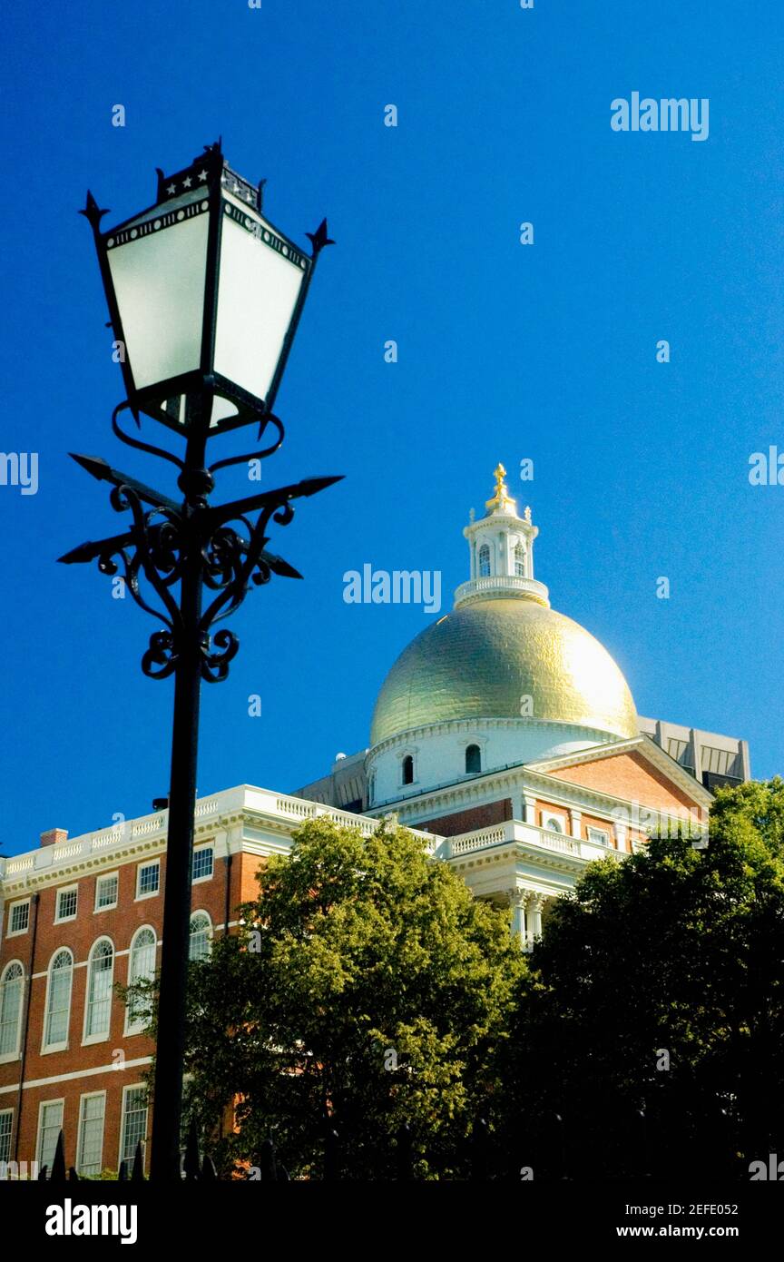 Niedrige Winkelansicht eines Laternenpfades, Massachusetts State Capitol, Boston, Massachusetts, USA Stockfoto