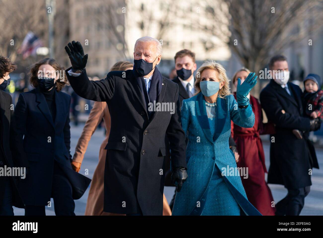 Präsident Joe Biden und First Lady Dr. Jill Biden Welle Mittwoch, 20. Januar 2021, als sie entlang Pennsylvania Ave. Zum Weißen Haus während der Eröffnungsparade gehen. Stockfoto