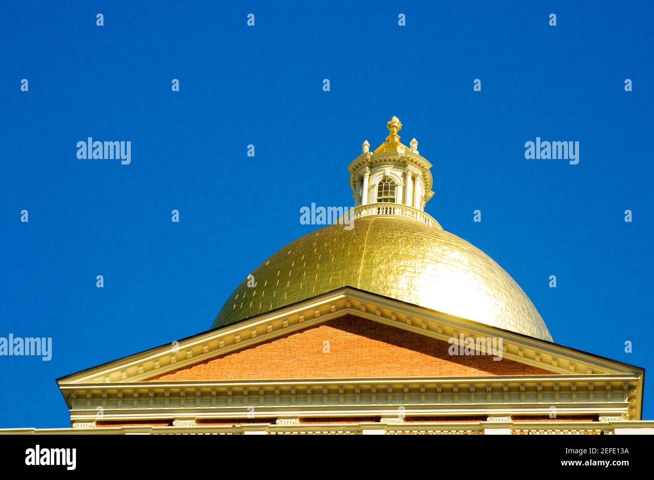 Low-Angle-Ansicht eines Gebäudes, Massachusetts State Capitol, Boston, Massachusetts, USA Stockfoto