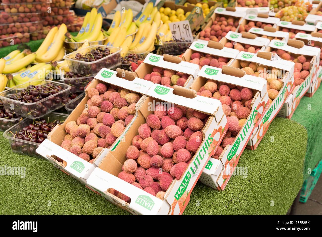 Litchi in Boxen zum Verkauf auf Marktstand, London Stockfoto
