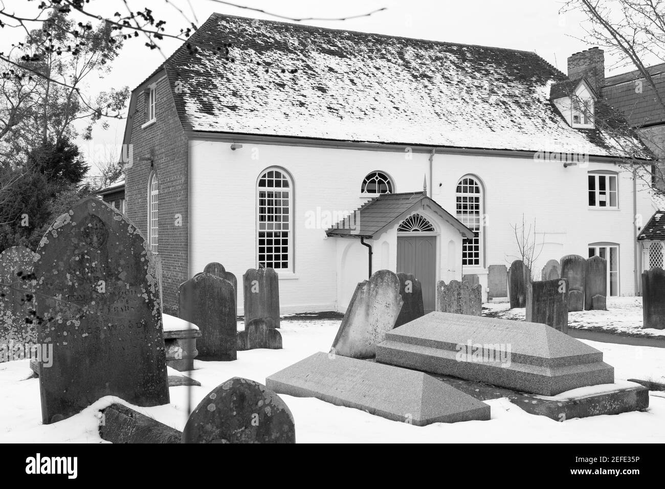 Bekels Green Baptist Kirchenhof und Kirchendach von Storm Darcy in Sevenoaks, Kent England, Großbritannien, mit Schnee bedeckt Stockfoto