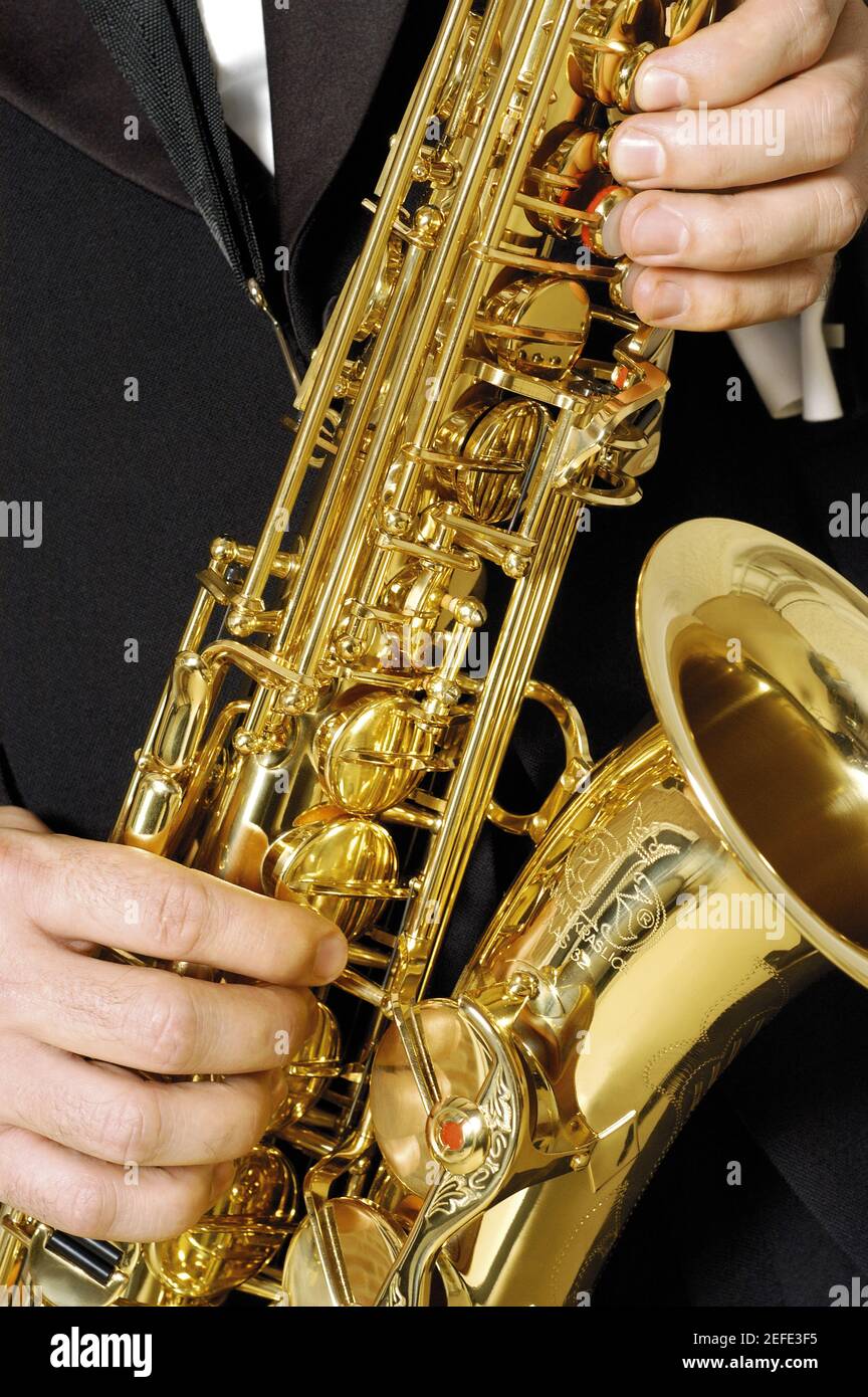 Mittlere Ansicht eines Musikers, der das Saxophon spielt Stockfoto