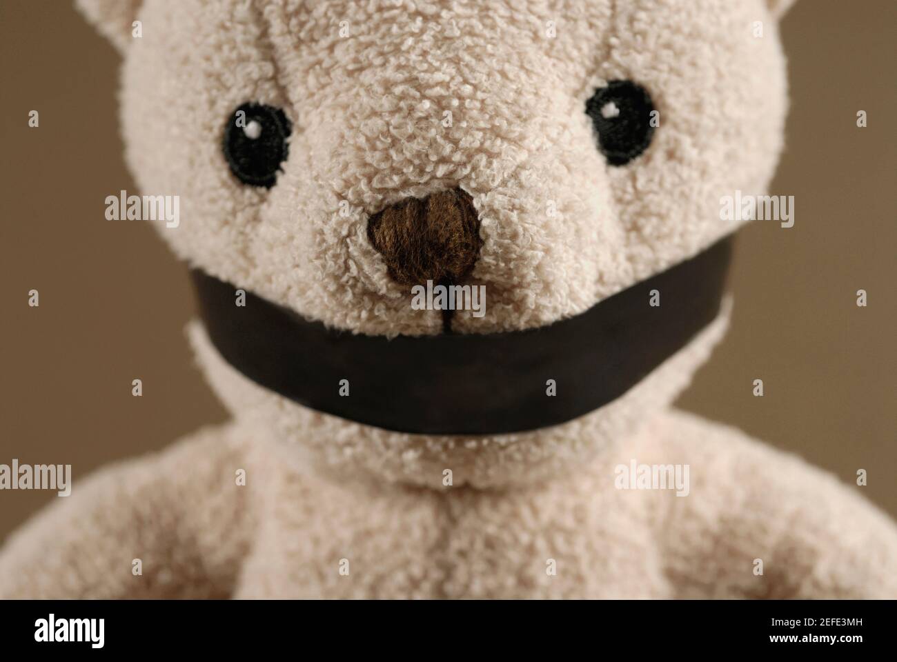 Nahaufnahme eines geknebelten Teddybären Stockfoto