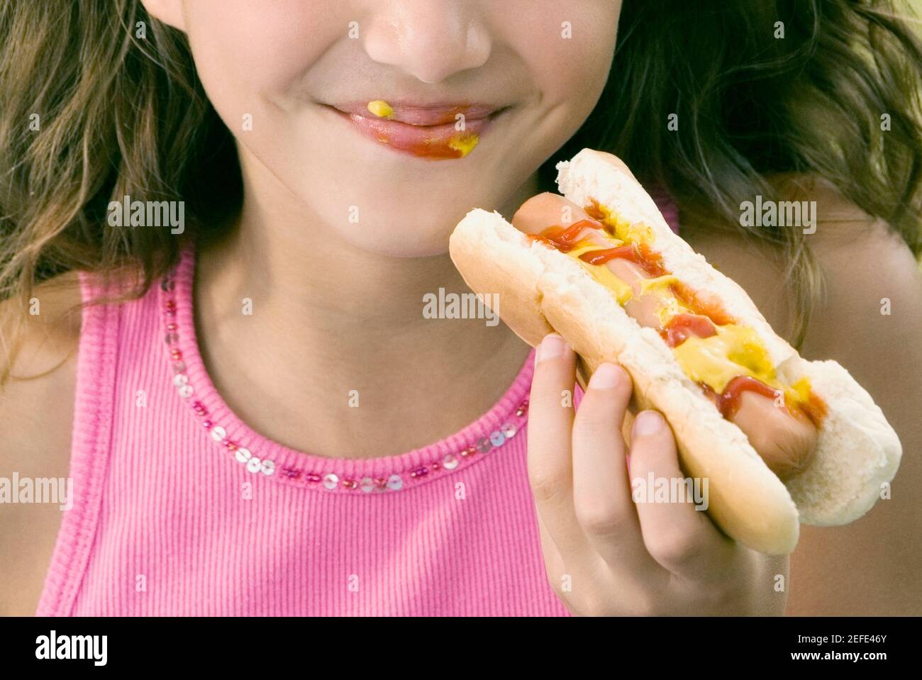 Nahaufnahme eines Mädchens, das einen Hot Dog isst Stockfoto