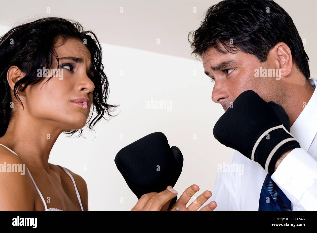 Low-Angle-Ansicht eines mittleren Erwachsenen Mann Stanzen ein Junge Frau Stockfoto