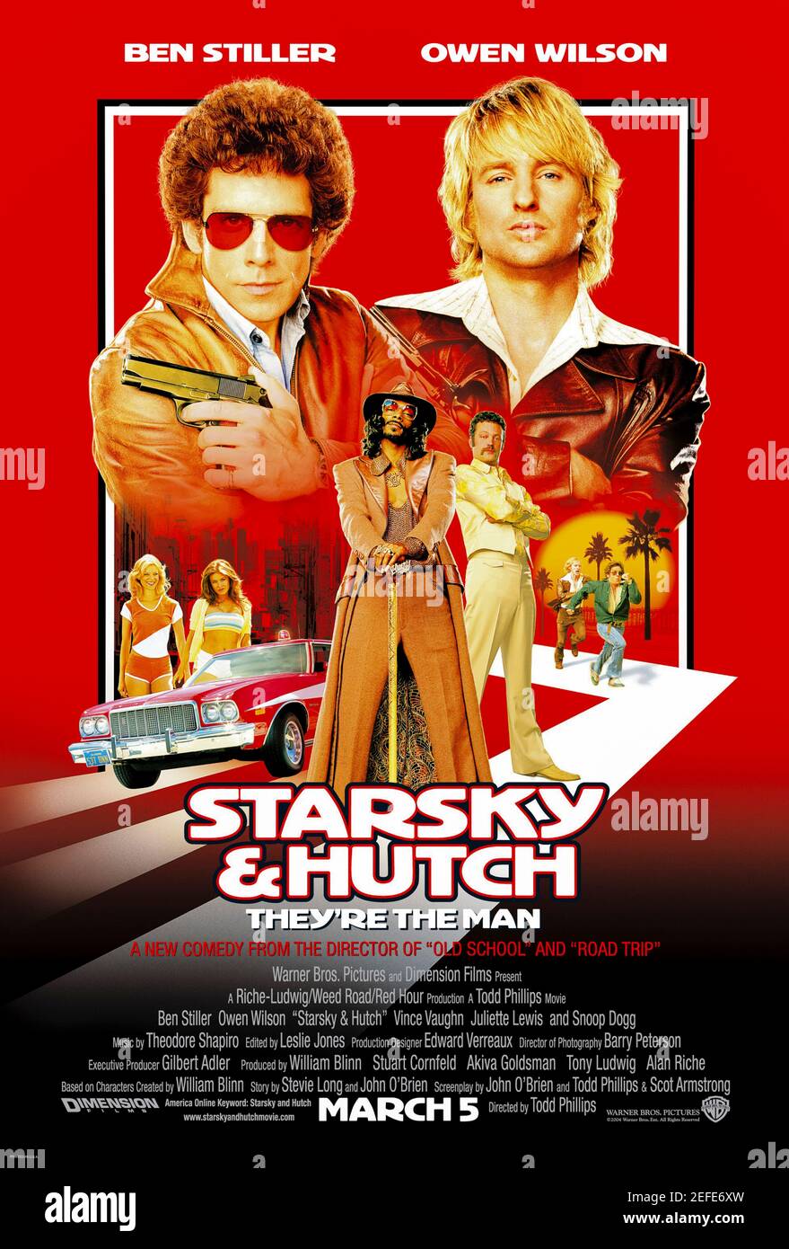 Starsky & Hutch (2004) Regie: Todd Phillips mit Ben Stiller, Owen Wilson und Snoop Dogg. Die beliebte TV-Serie trifft auf die große Leinwand, 2 Straßenkolben büsten Kriminelle in ihrem rot-weißen Ford Gran Torino, mit Hilfe eines Polizeischnitches namens "Huggy Bear". Stockfoto