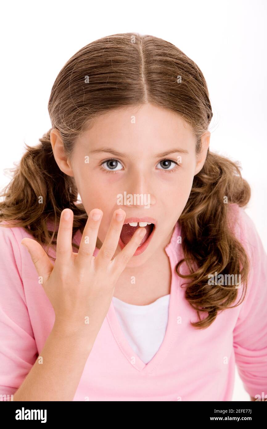 Porträt eines Mädchens mit dem Finger im Mund Stockfoto