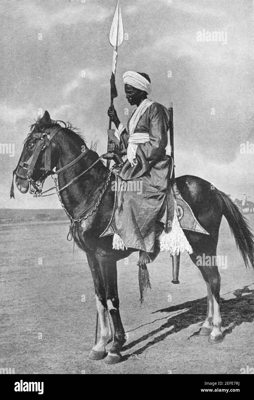 Foto eines scheich eines Sudanes aus dem frühen 20th. Jahrhundert Stamm auf Pferd Rücken mit einem Speer etwa früh bewaffnet 1900s Stockfoto