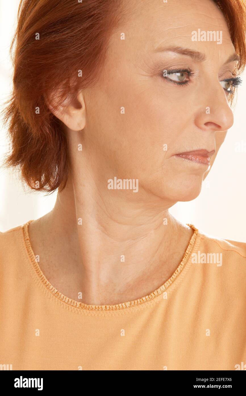 Nahaufnahme einer älteren Frau, die seitwärts schaut Stockfoto