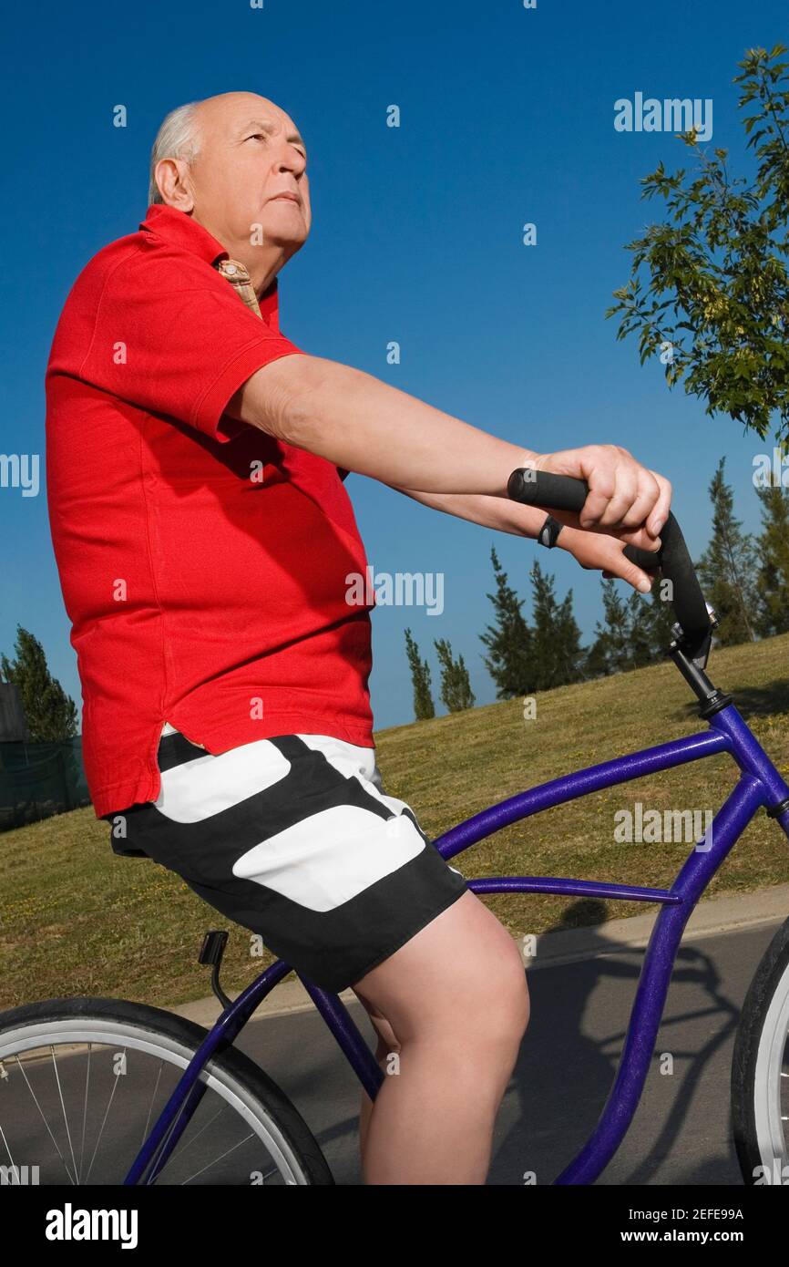 Seitenprofil eines älteren Radfahrers Stockfoto