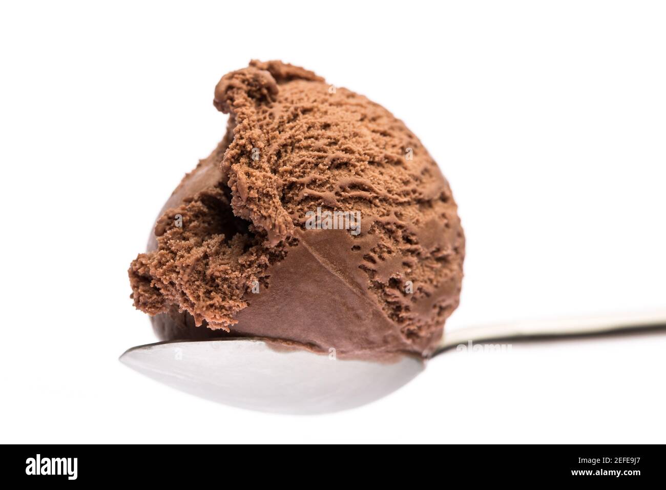 Eine Kugel Schokoladeneis auf einem Löffel Stockfoto