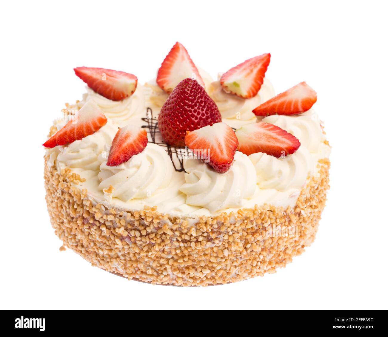 Volle Erdbeercreme-Torte mit Fruchtdeko isoliert auf weiß Hintergrund Stockfoto