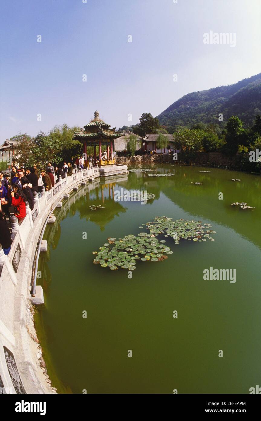 Blick auf eine Gruppe von Menschen am Seeufer, China Stockfoto