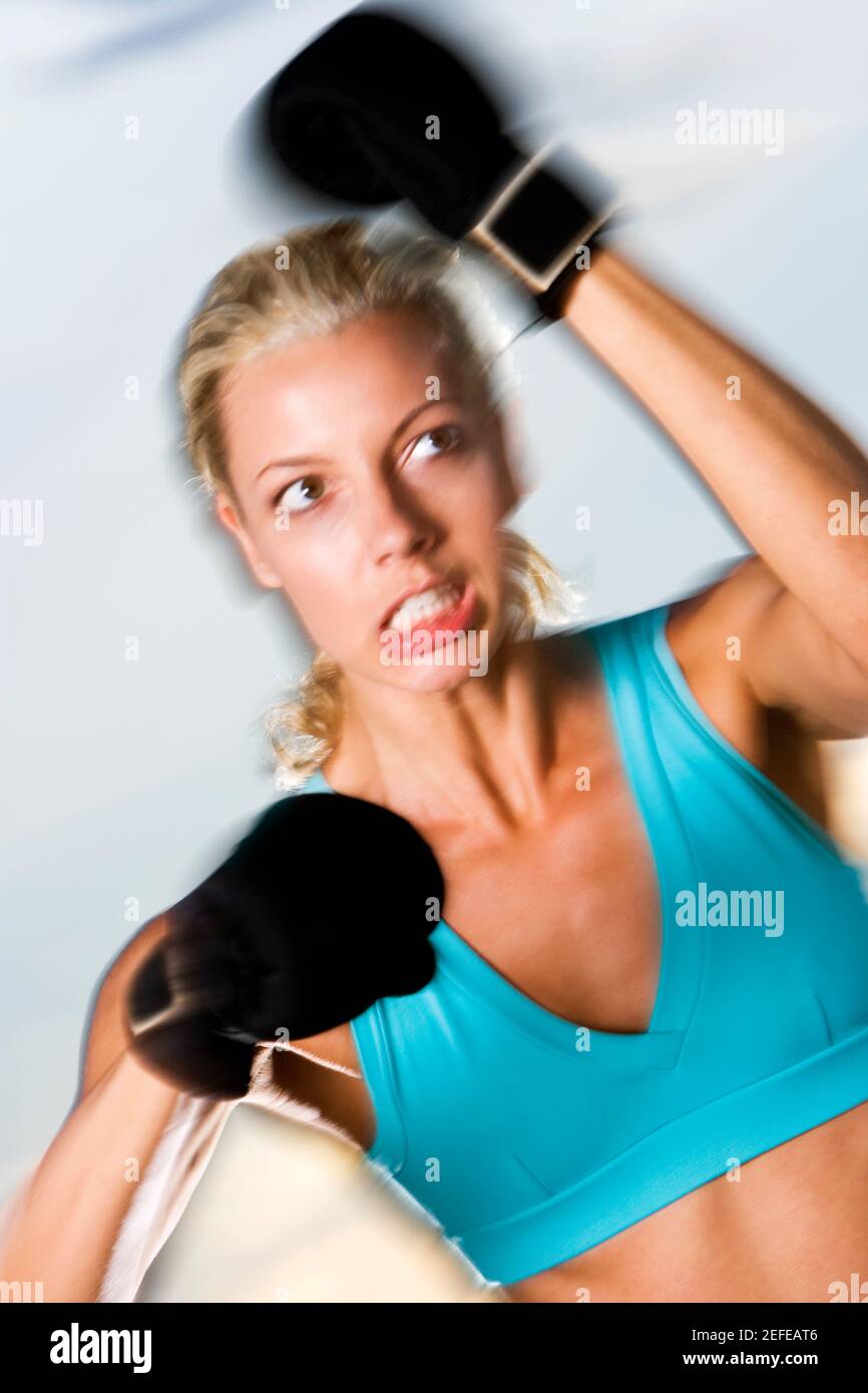 Nahaufnahme einer jungen Frau beim Boxen Stockfoto