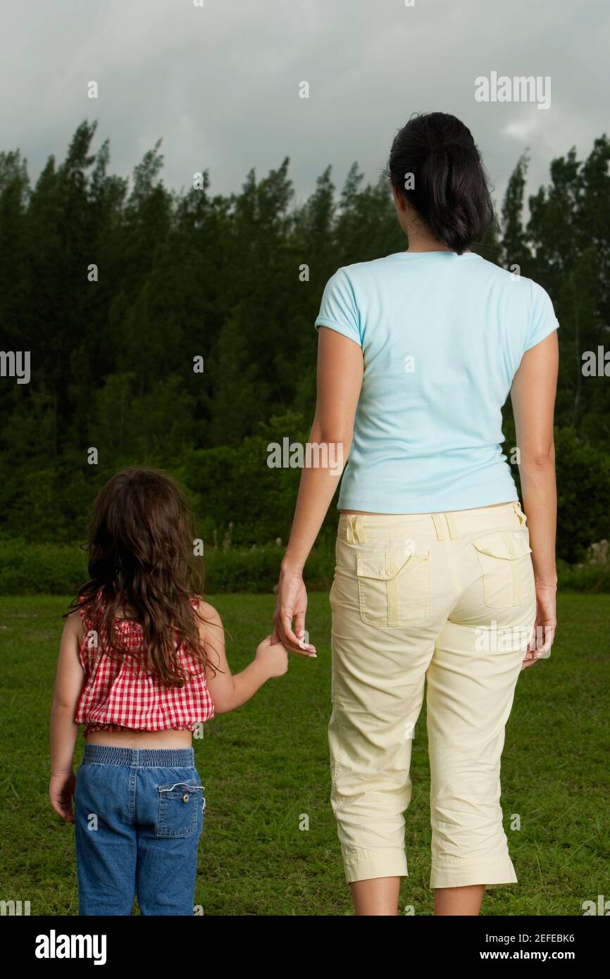 Rückansicht einer Mutter, die ihre daughterÅ½s Hand hält Stockfoto