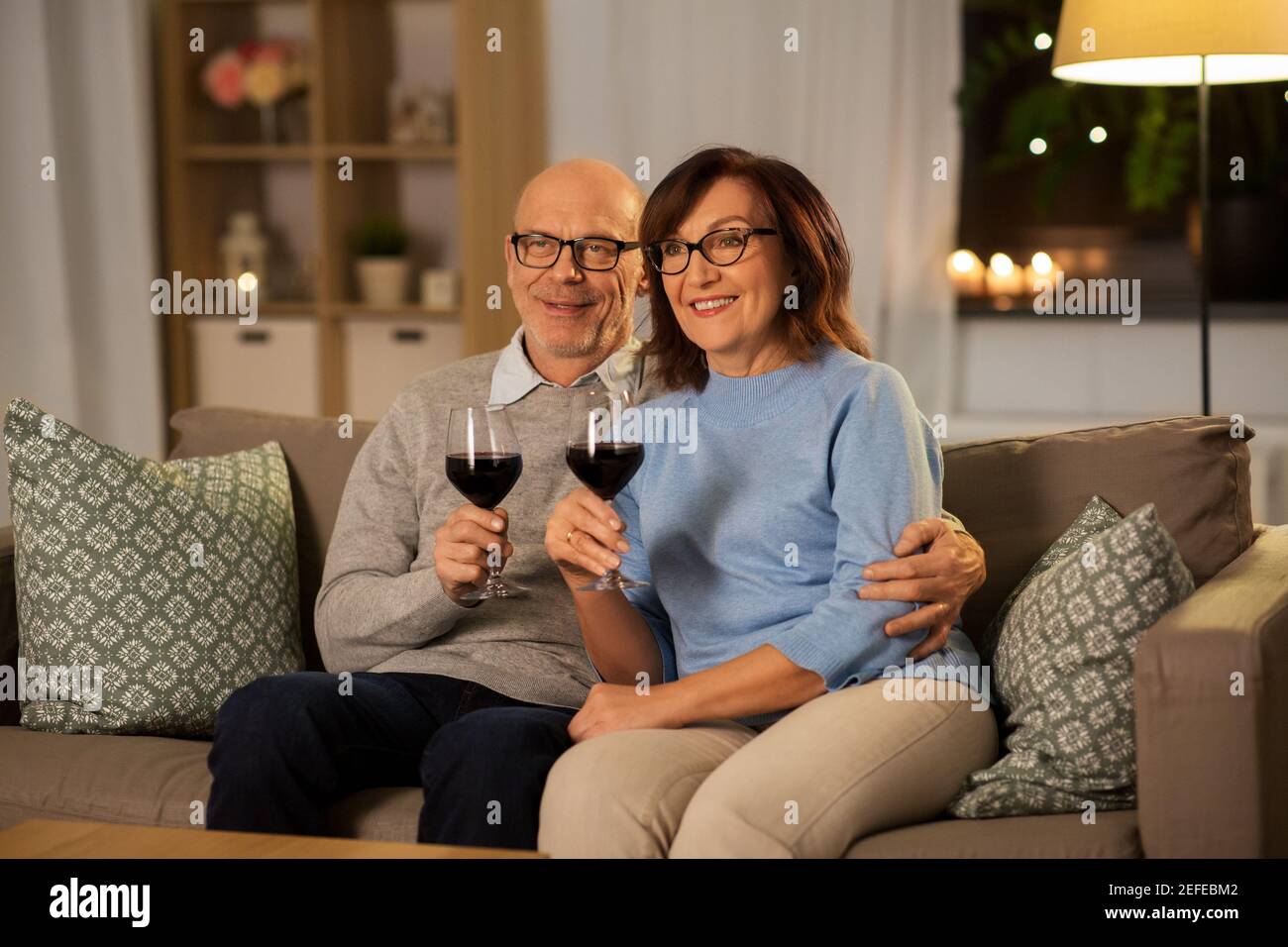 gerne älteres Paar mit Gläser Rotwein Stockfoto