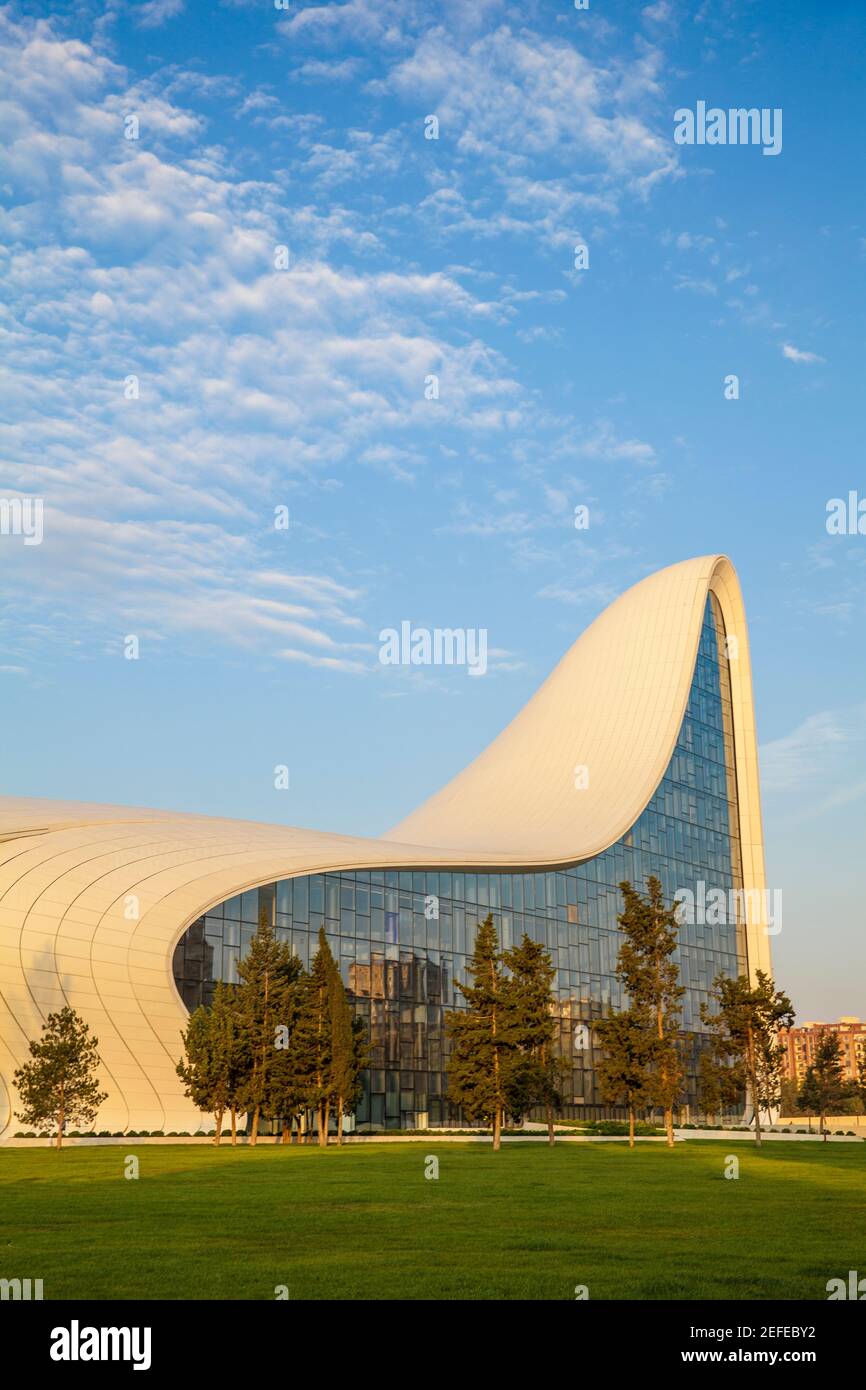 Aserbaidschan, Baku, Heydar Aliyev Cultural Centre - eine Bibliothek, Museum und Konferenzzentrum, entworfen von der Architektin Zaha Hadid Stockfoto