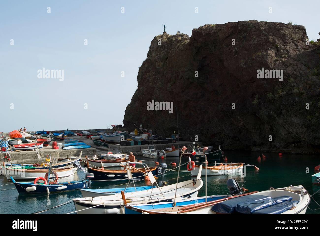 Boote an einem Hafen, Italienische Riviera, Nationalpark Cinque Terre, Mar Ligure, Riomaggiore, Cinque Terre, Vernazza, La Spezia, Ligurien, Italien Stockfoto